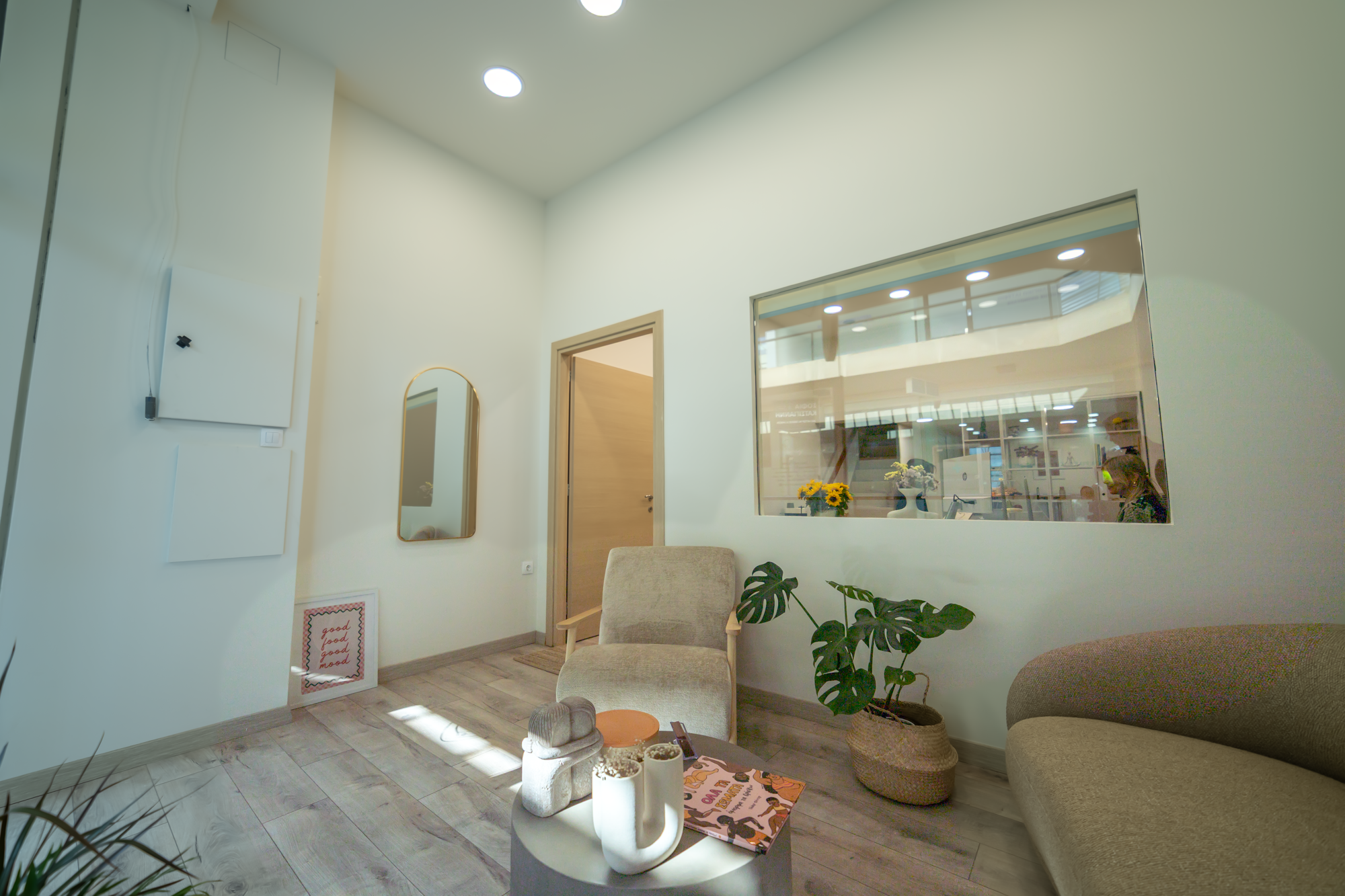 Γραφείο συμβουλευτικής με ξύλινη επιφάνεια