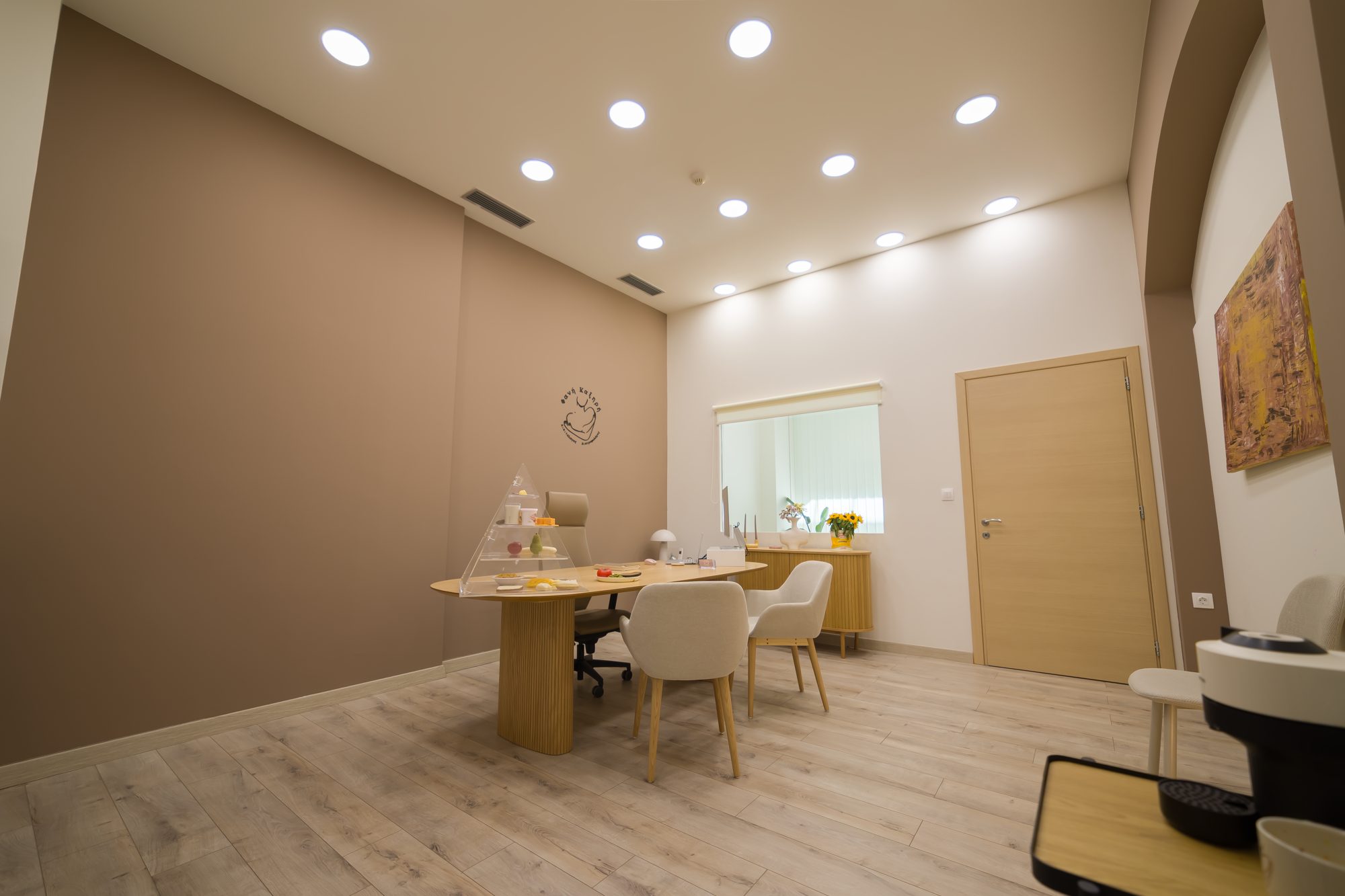 Χώρος αναμονής με φυσικό φως και φυτά